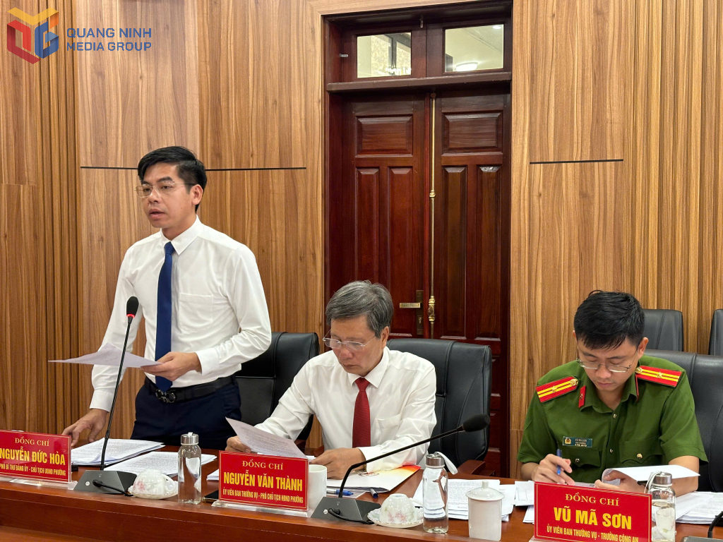 Đồng chí Nguyễn Đức Hòa, Chủ tịch UBND phường Uông Bí báo cáo về tờ trình phát triển kinh tế - xã hội và đảm bảo an ninh quốc phòng năm 2025