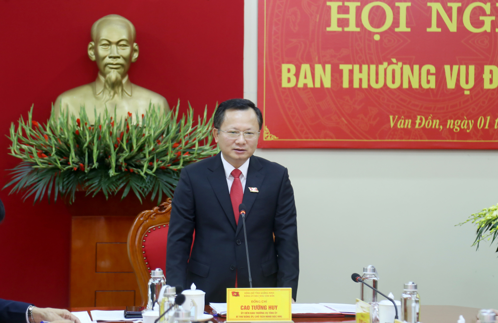 Đồng chí Cao Tường Huy, Ủy viên Ban Thường vụ Tỉnh ủy, Bí thư Đảng ủy, Chủ tịch HĐND đặc khu Vân Đồn phát biểu chỉ đạo tại hội nghị Ban Thường vụ Đảng ủy đặc khu.