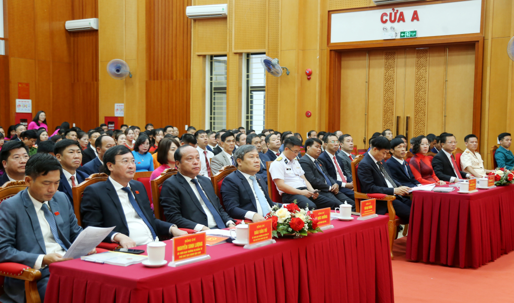 Đồng chí Vũ Hồng Thanh, Phó Chủ tịch Quốc hội; Vũ Đại Thắng, Ủy viên Trung ương Đảng, Bí thư Tỉnh ủy, Trưởng Đoàn ĐBQH tỉnh, dự kỳ họp thứ nhất của HĐND đặc khu Vân Đồn.