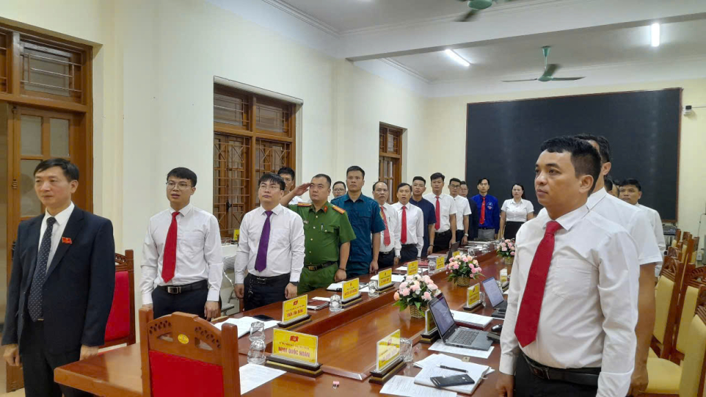 Các đồng chí Ủy viên Ban Chấp hành Đảng bộ xã Lương Minh chào cờ trong ngày đầu tiên vận hành mô hình chính quyền 2 cấp.
