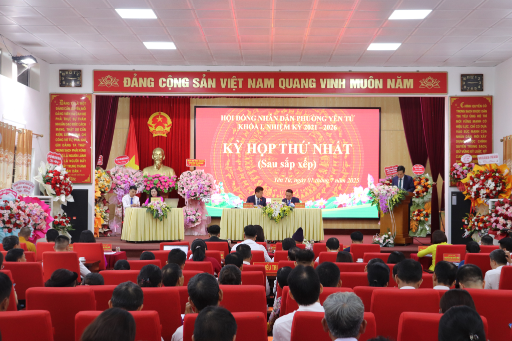 Quang cảnh kỳ họp thứ nhất HĐND phường Yên Tử.