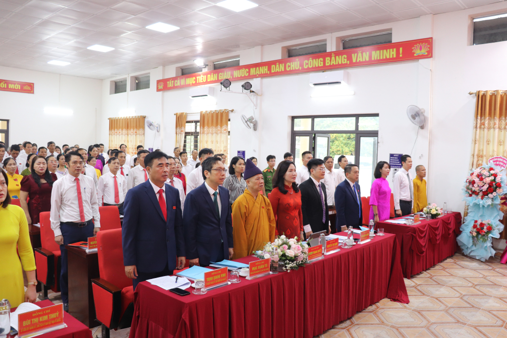 Các đại biểu thực hiện nghi thức Chào cờ.