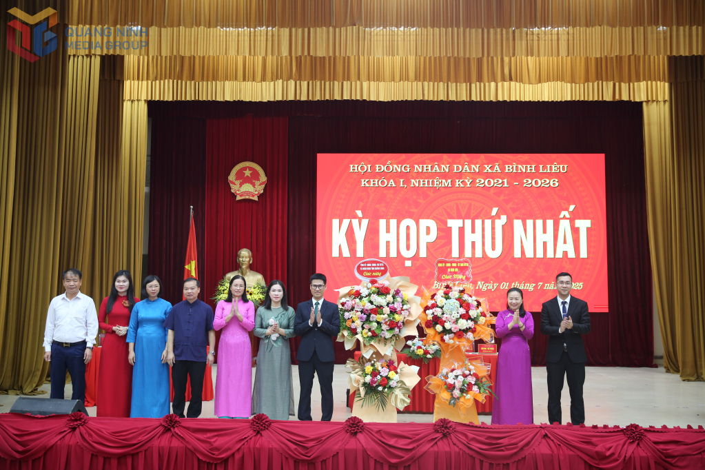 Đồng chí Vi Ngọc Bích, Phó Chủ tịch Thường trực HĐND tỉnh tặng hoa chúc mừng kỳ họp.