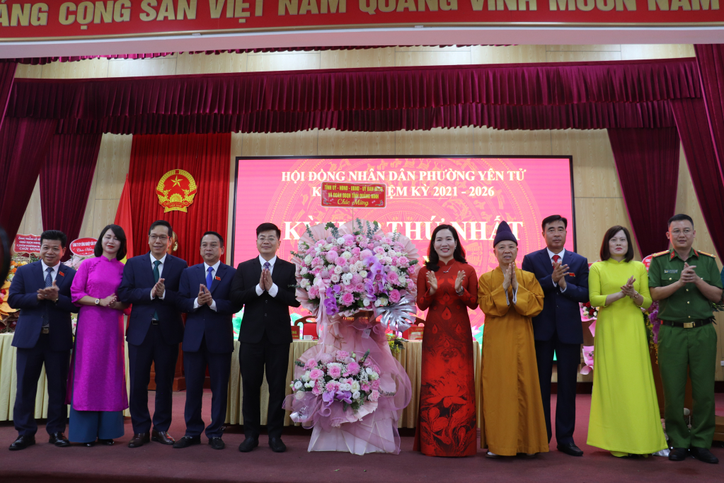 Đồng chí Phó Chủ tịch UBND tỉnh Nguyễn Thị Hạnh tặng hoa chúc mừng thành công Kỳ họp HĐND phường Yên Tử.