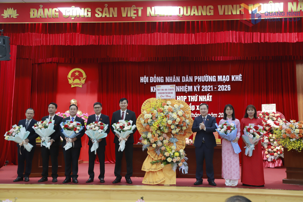 Đồng chí Đặng Xuân Phương, Phó Bí thư Đảng ủy Quốc hội, Đại biểu Quốc hội tỉnh tặng hoa chúc mừng HĐND phường Mạo Khê.