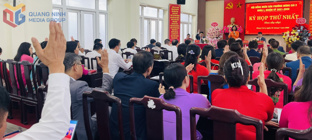 Đại biểu biểu quyết thông qua các Nghị quyết tại Kỳ họp thứ nhất HĐND phường Móng Cái 2, khóa I, nhiệm kỳ 2021-2026.