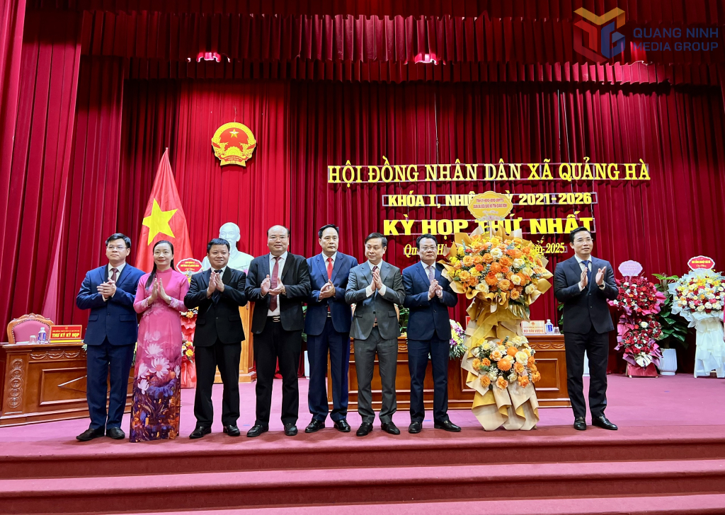 Đại tá Trần Văn Phúc, Ủy viên BTV Tỉnh ủy, Giám đốc Công an tỉnh tặng hoa chúc mừng các đồng chí Chủ tịch, Phó Chủ tịch HĐND xã, UBND xã và Trưởng các ban HĐND xã.