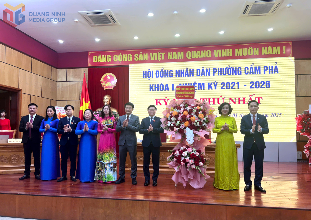 Đồng chí Bùi Thúy Phượng, Ủy viên Ban Thường vụ Tỉnh ủy, Trưởng Ban tổ chức Tỉnh ủy dự, chỉ đạo thành phố Cẩm Phả trong ngày đầu tiên thực hiện mô hình chính quyền địa phương 2 cấp