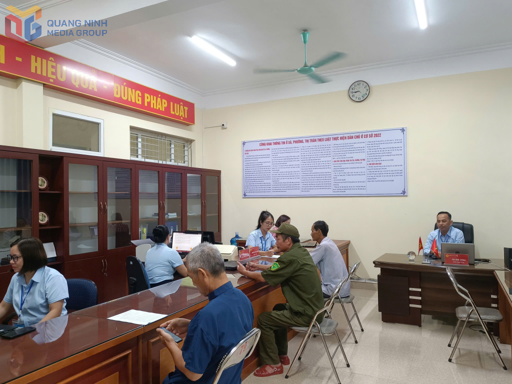 Công chức Trung tâm phục vụ hành chính công xã Hải Hòa giải quyết thủ tục hành chính.