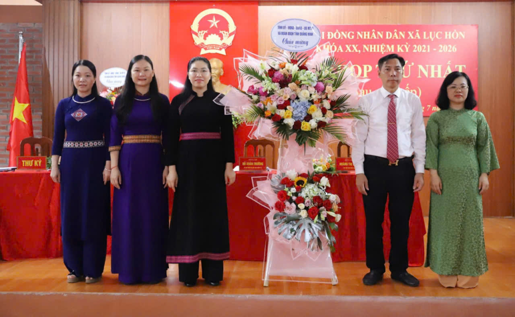 Đồng chí Nguyễn Thị Tuyết Hạnh, Phó Chủ tịch Ủy ban MTTQ tỉnh, Chủ tịch Hội Nông dân tỉnh tặng hoa chúc mừng kỳ họp.