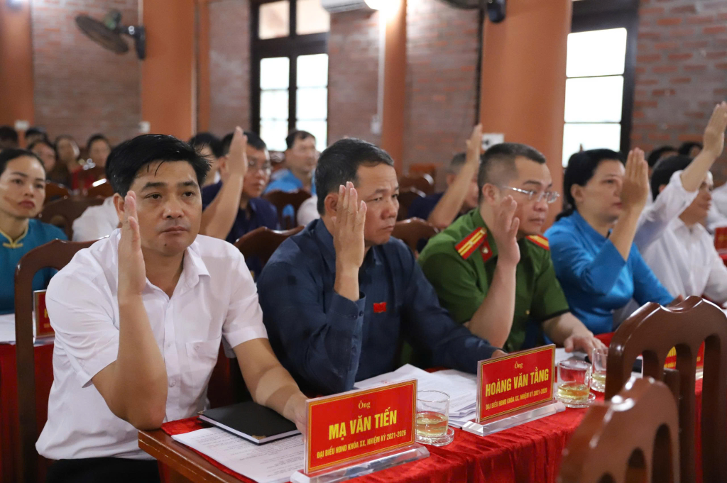 Các đại biểu thông qua Nghị quyết tại kỳ họp.