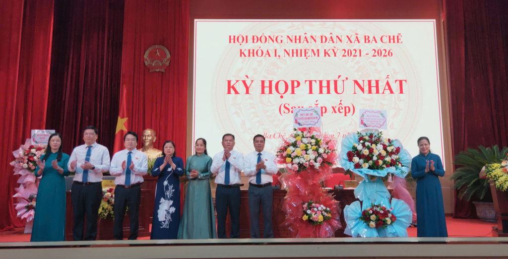 Phát biểu chỉ đạo và tặng hoa chúc mừng kỳ họp, đồng chí Đỗ Thị Lan – Phó Chủ nhiệm Ủy ban Văn hóa – Xã hội của Quốc hội tặng hoa chúc mừng HĐND xã Ba Chẽ.