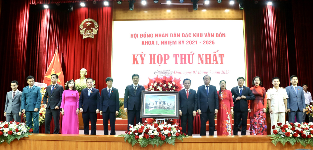 Đồng chí Vũ Hồng Thanh, Ủy viên Trung ương Đảng, Phó Chủ tịch Quốc hội tặng hoa chúc mừng HĐND đặc khu Vân Đồn.