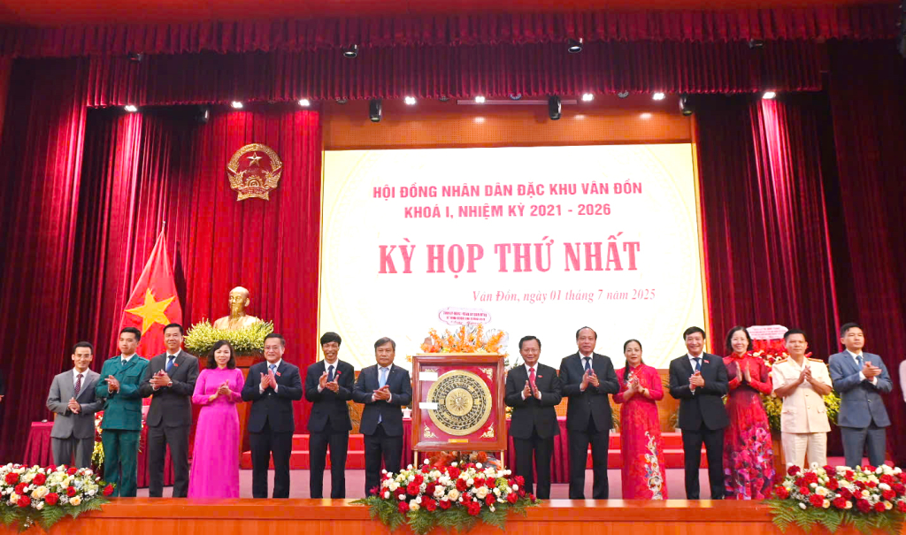Đồng chí Vũ Đại Thắng, Ủy viên Trung ương Đảng, Bí thư Tỉnh ủy, Trưởng Đoàn ĐBQH tỉnh tặng hoa chúc mừng Đặc khu Vân Đồn.