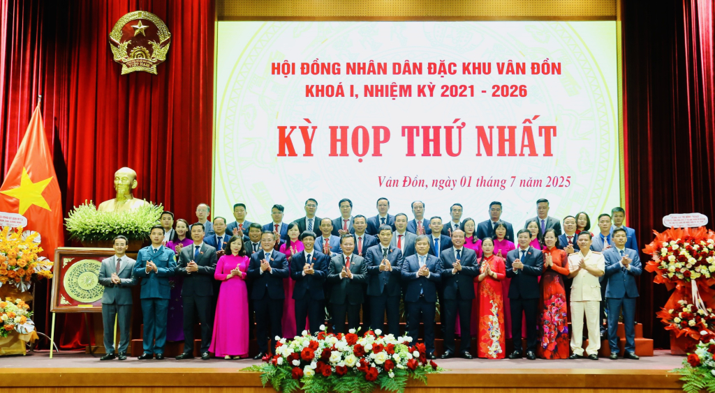 Đồng chí Vũ Hồng Thanh, Ủy viên Trung ương Đảng, Phó Chủ tịch Quốc hội và đồng chí Vũ Đại Thắng, Ủy viên Trung ương Đảng, Bí thư Tỉnh ủy, Trưởng Đoàn ĐBQH tỉnh chụp ảnh lưu niệm với Đảng bộ Đặc khu Vân Đồn.