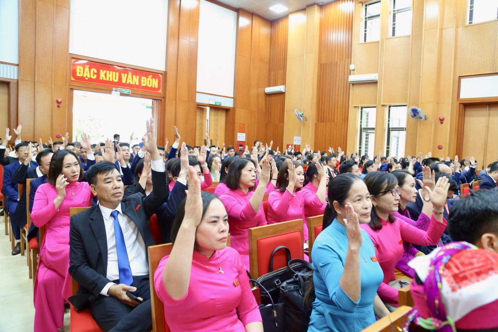 Các đại biểu HĐND đặc khu biểu quyết thông qua các nghị quyết tại kỳ họp.