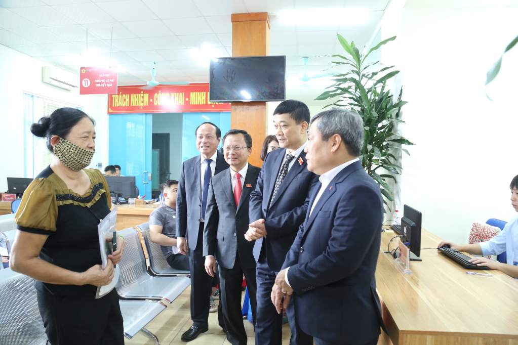 Đồng chí Vũ Hồng Thanh, Ủy viên Trung ương Đảng, Phó Chủ tịch Quốc hội và đồng chí Vũ Đại Thắng, Ủy viên Trung ương Đảng, Bí thư Tỉnh ủy, Trưởng Đoàn ĐBQH tỉnh trò chuyện với người dân đến giải quyết TTHC tại Trung tâm Phục vụ Hành chính công đặc khu Vân Đồn.