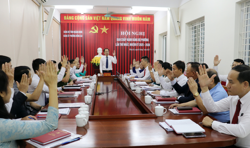 Ban chấp hành Đảng bộ phường Hồng Gai biểu quyết thông qua các chủ trương.