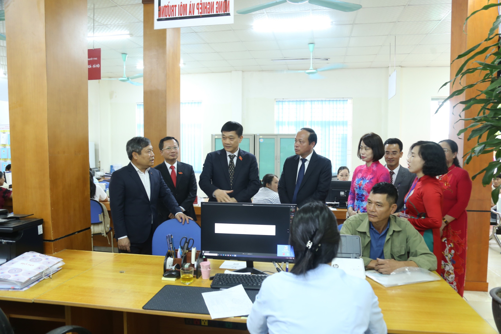 Trong ngày đầu vận hành mô hình chính quyền địa phương 2 cấp, các thủ tục hành chính tại Trung tâm Phục vụ Hành chính đặc khu được thực hiện thông suốt, bảo đảm đúng tiến độ, phục vụ nhân dân chu đáo, nhanh chóng.