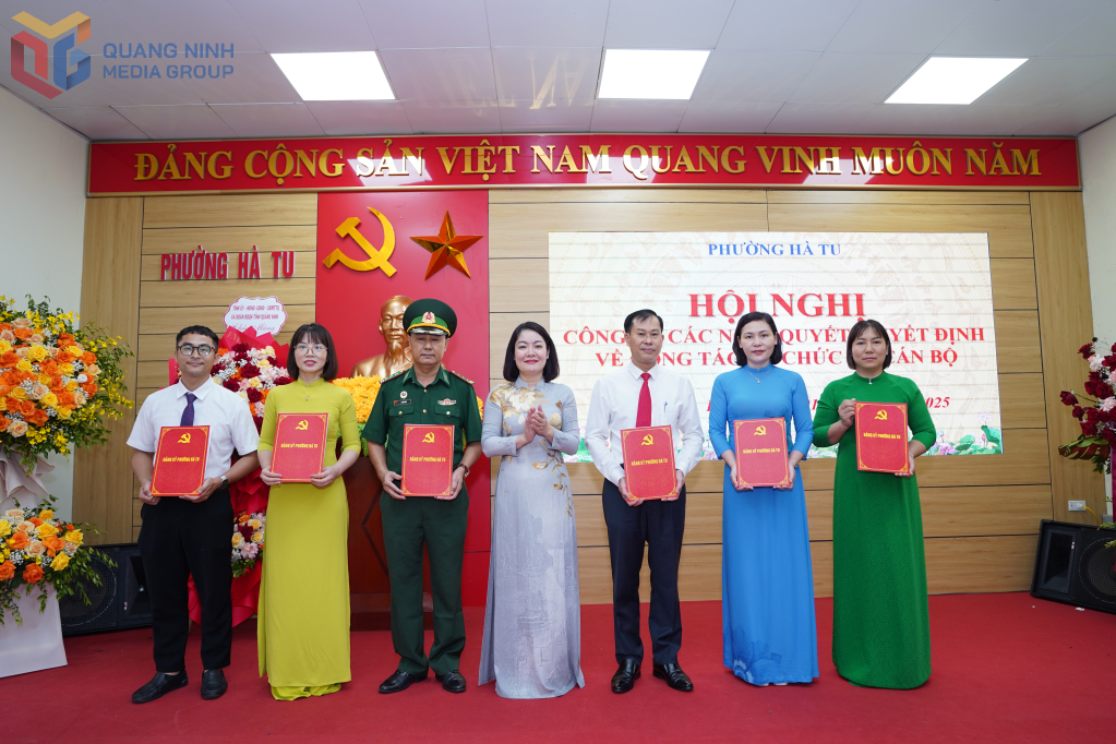 Ngay sau kỳ họp, phường Hà Tu đã tổ chức hội nghị công bố các quyết định về công tác cán bộ.