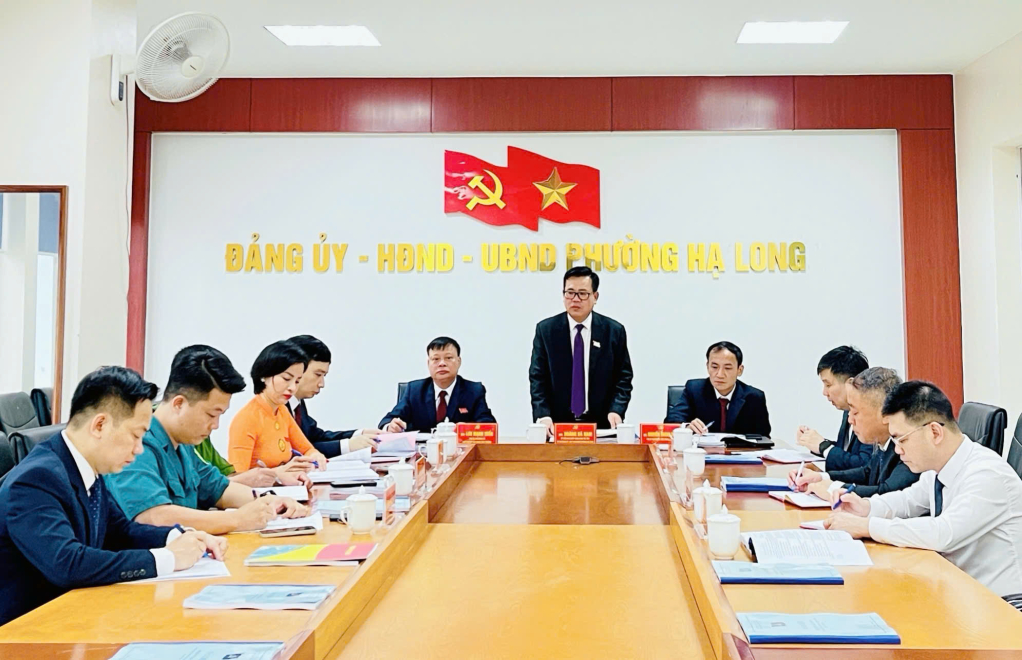 Đồng chí Hoàng Bá Nam, Tỉnh ủy viên, Bí thư Đảng ủy, Chủ tịch HĐND phường Hạ Long chủ trì hội nghị Ban Thường vụ Đảng ủy phường.