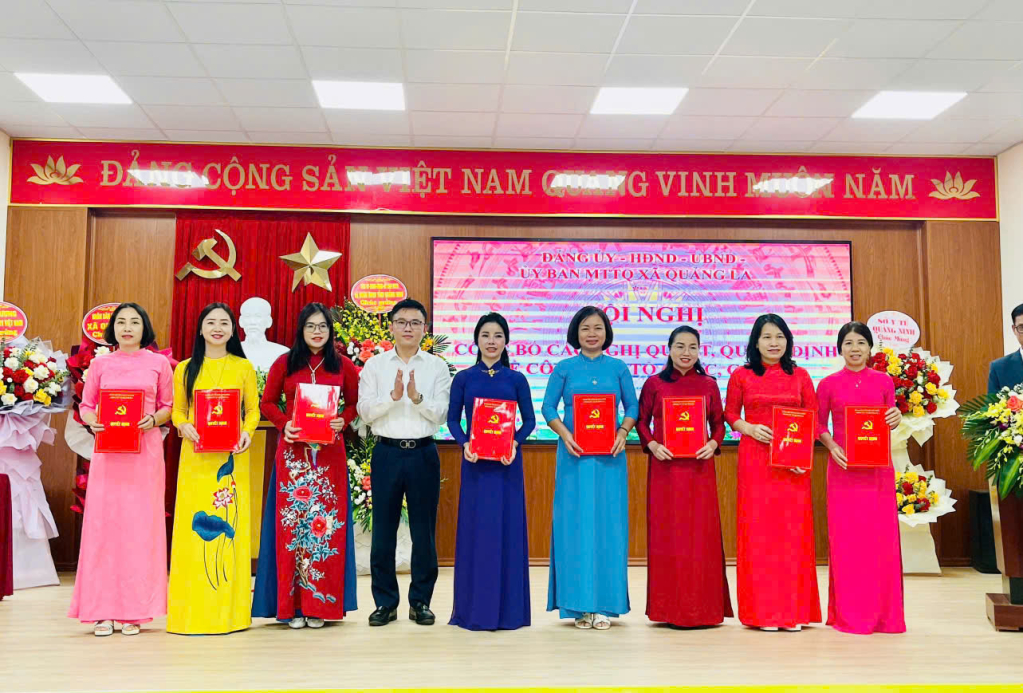 Chủ tịch UBND xã Quảng La trao các quyết định nhân sự cho đội ngũ cán bộ.