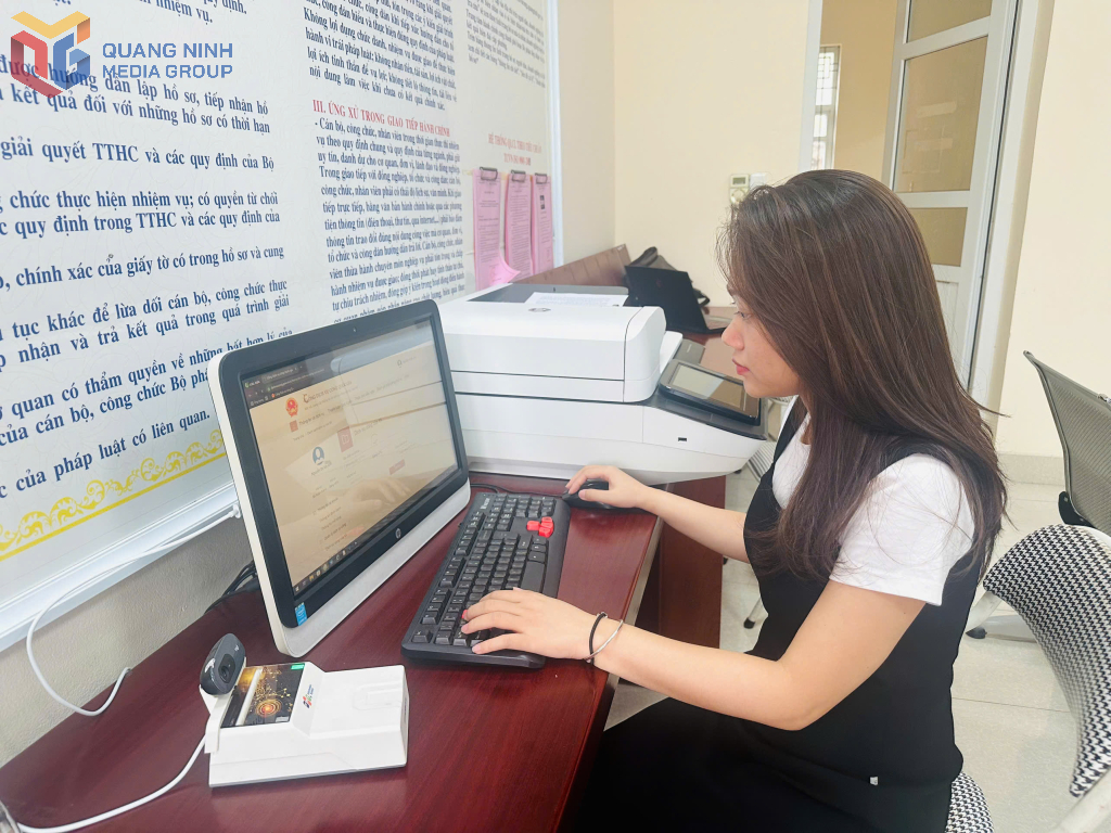 Chị Nguyễn Thị Lan Anh, khu Minh Khai, phường Tuần Châu nộp hồ sơ trên cổng dịch vụ công quốc gia.