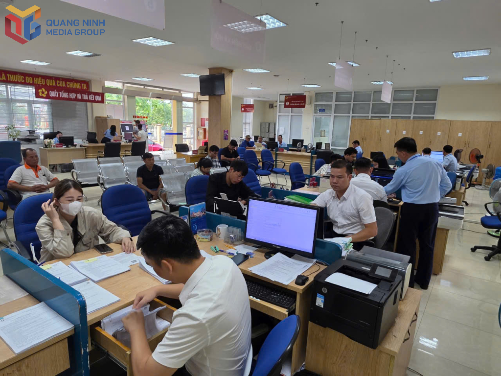 Trung tâm phục vụ hành chính công xã Quảng Hà tiếp đón nhiều người dân trong ngày 1/7.