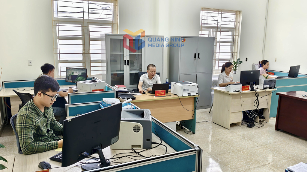Cán bộ công chức Phòng Kinh tế, Hạ tầng và Đô thị phường Hiệp Hòa tập trung, nghiêm túc thực hiện nhiệm vụ chuyên môn trong buổi làm việc chiều 1/7.