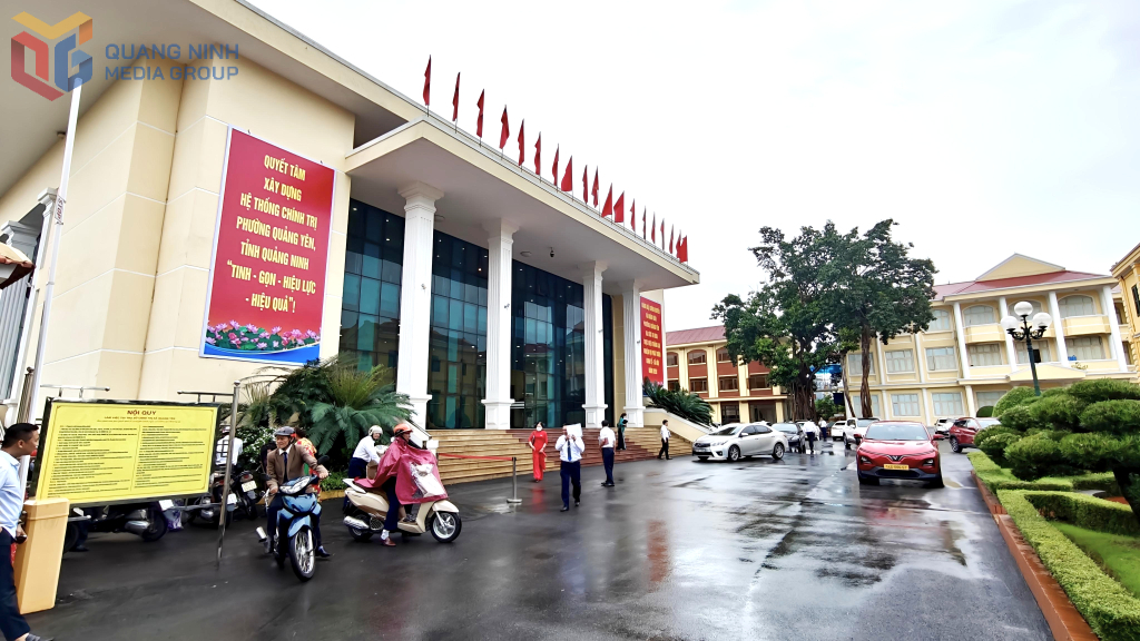 Không khí tại trụ sở Đảng ủy, HĐND, UBND phường Quảng Yên trong sáng 1/7, ngày làm việc đầu tiên theo mô hình chính quyền 2 cấp.