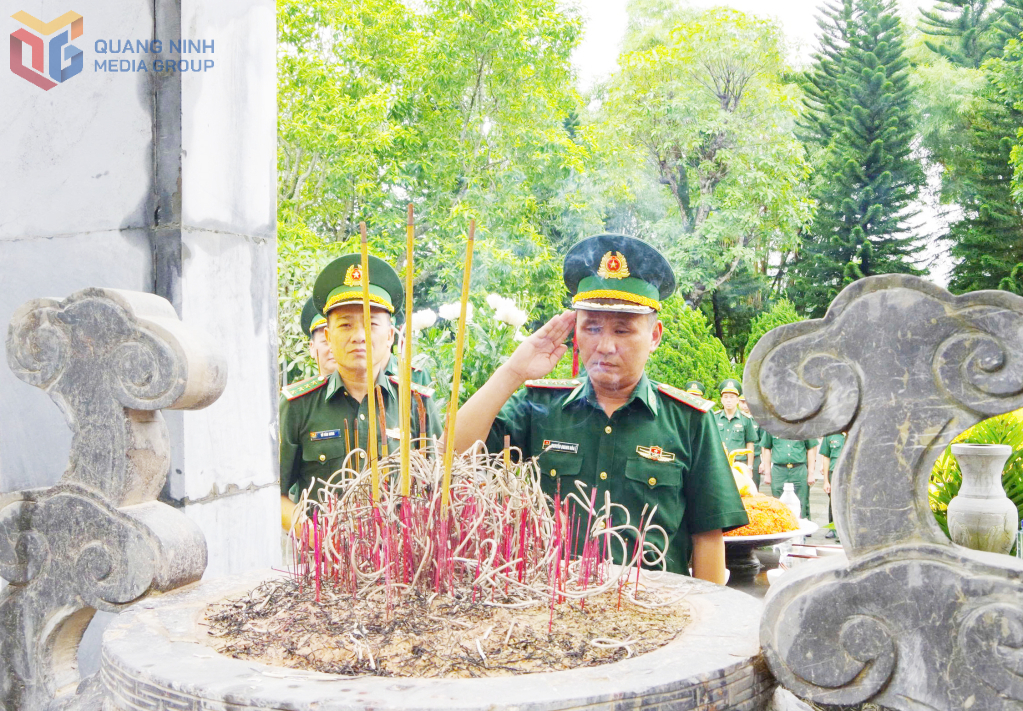 Đại tá Nguyễn Quang Hòa, Phó Bí thư Đảng ủy, Chỉ huy trưởng Ban Chỉ huy BĐBP tỉnh dâng hương tưởng niệm các Anh hùng Liệt sĩ Pò Hèn.