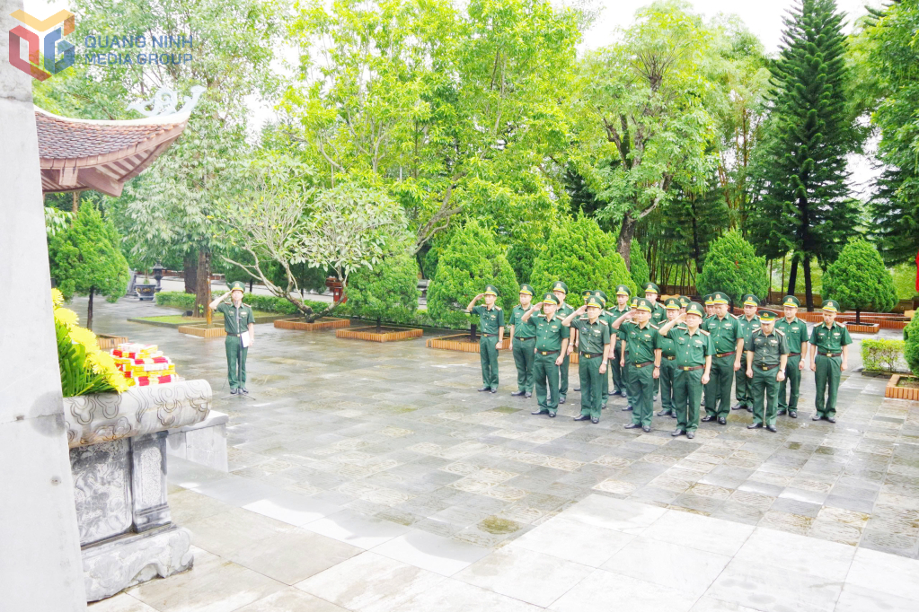 Đoàn tổ chức dâng hương tưởng niệm các Anh hùng Liệt sĩ Pò Hèn.
