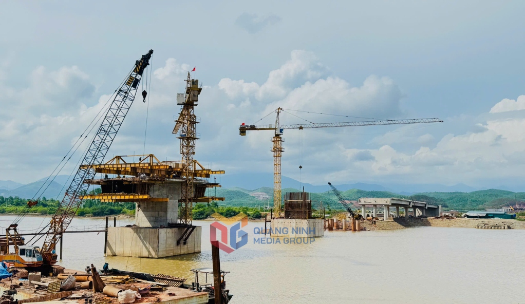 Thi công cầu qua sông Tiên Yên thuộc dự án kết nối QL4B đến QL18A. Ảnh: Mạnh Trường