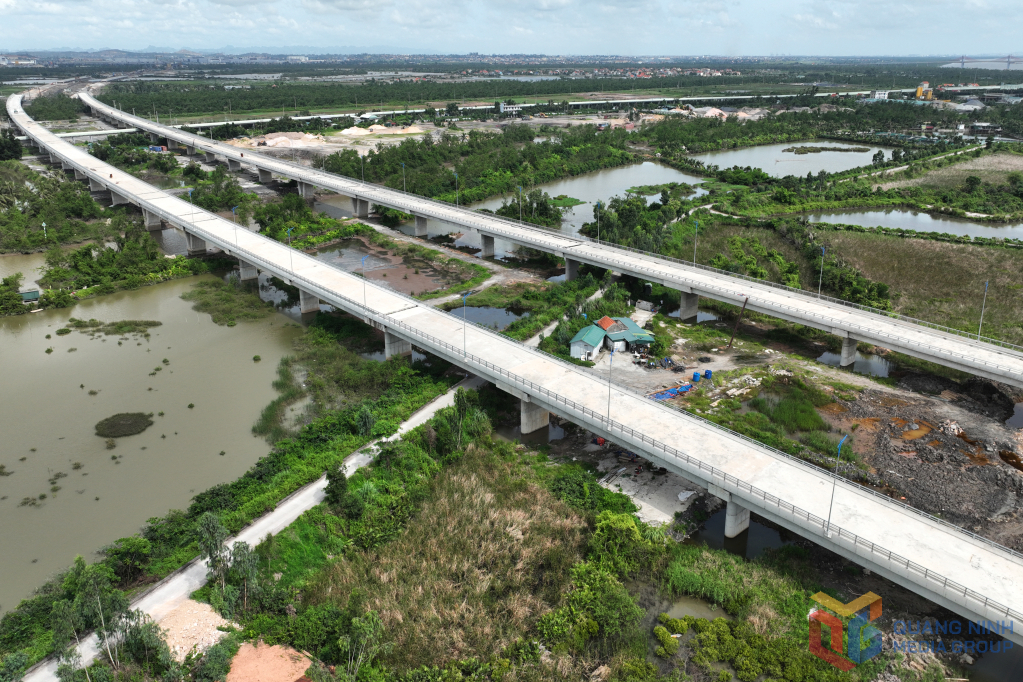 Kết cấu chính của 12/13 cầu trên tuyến thuộc dự án đường ven sông, đoạn từ đường tỉnh 338 đến Đông Triều đã thi công xong.