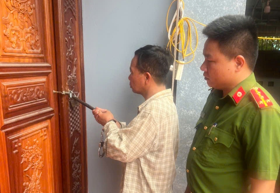 Đối tượng Lê Đức Tuấn thực nghiệm hành vi trộm cắp tài sản tại địa phường Nam Hoà (cũ). Ảnh: Cơ quan Công an cung cấp.