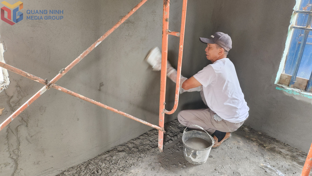 Gia đình ông Phạm Cẩm (người hoạt động kháng chiến có huân huy chương), thôn Giếng Sen, xã Tiền An, TX Quảng Yên sửa chữa lại nhà ở.