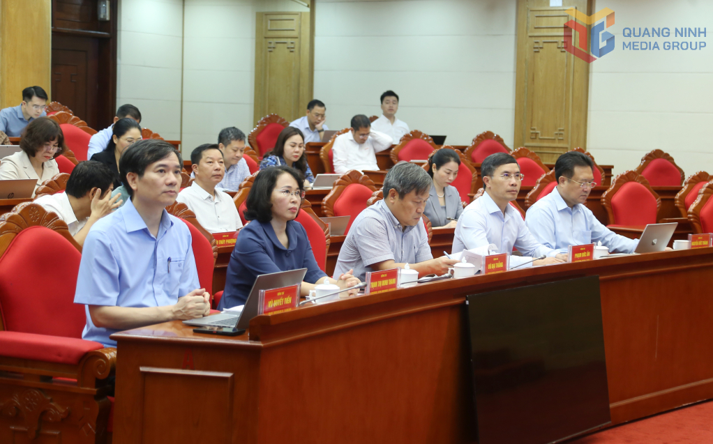 Đồng chí Vũ Đại Thắng, Ủy viên Trung ương Đảng, Bí thư Tỉnh ủy, Trưởng Đoàn ĐBQH tỉnh cùng các đại biểu dự hội nghị qua cầu truyền hình trực tuyến.