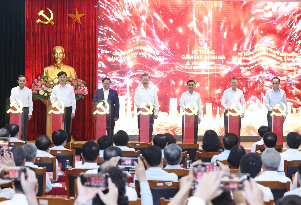 Tổng Bí thư Tô Lâm, Thủ tướng Chính phủ Phạm Minh Chính, Thường trực Ban Bí thư Trần Cẩm Tú cùng các đồng chí lãnh đạo thực hiện nghi thức nhấn nút khai trương 3 nền tảng số phục vụ triển khai Nghị quyết 57-NQ/TW. Ảnh: TTXVN