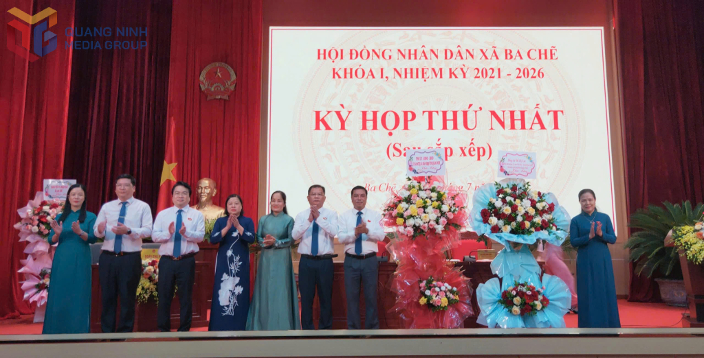 Đồng chí Đỗ Thị Lan, Phó Chủ nhiệm Ủy ban Văn hóa - Xã hội của Quốc hội, Đại biểu Quốc hội tỉnh Quảng Ninh dự chỉ đạo và tặng hoa chúc mừng kỳ họp thứ nhất HĐND xã Ba Chẽ, khóa I. 