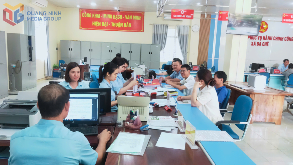 Trung tâm Phục cụ hành chính công xã Ba Chẽ triển khai công tác giải quyết thủ tục hành chính cho tổ chức, doanh nghiệp, người dân.