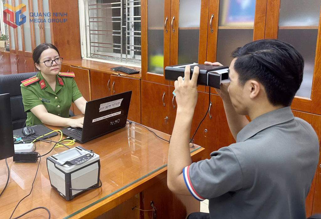 Cán bộ Công an phường Quang Hanh hỗ trợ người dân làm căn cước công dân.