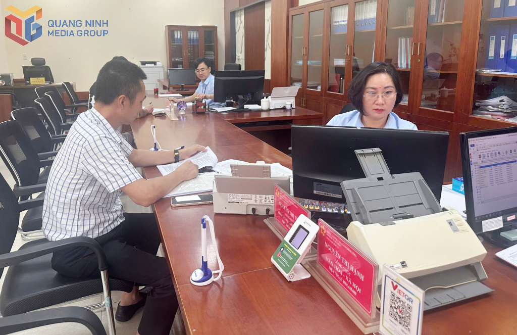 Cán bộ Trung tâm phục vụ hành chính công phường Tuần Châu giải quyết thủ tục hành chính của người dân.