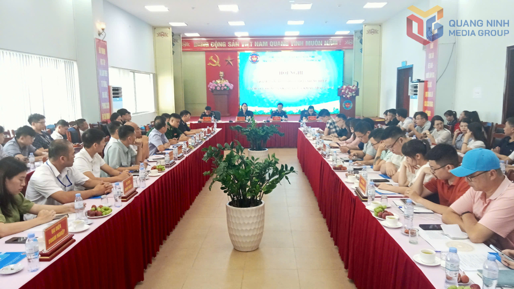 Hải quan cửa khẩu Quốc tế Móng Cái và các ngành chức năng giải đáp ý kiến của doanh nghiệp, tại hội nghị tham vấn, đối thoại, tháng 6/2025.
