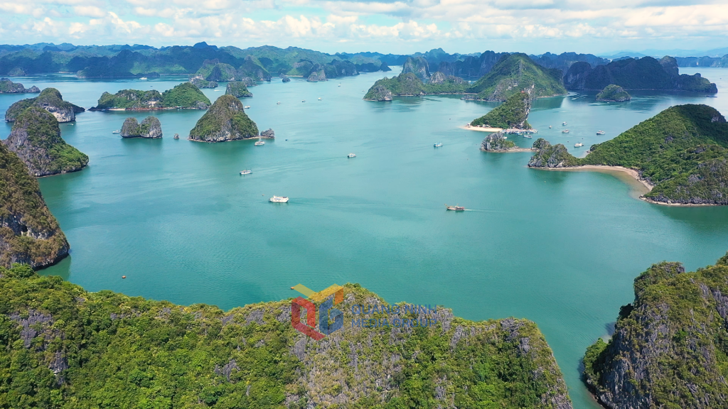 Vịnh Hạ Long – di sản thiên nhiên thế giới, biểu tượng du lịch nổi bật của Quảng Ninh.