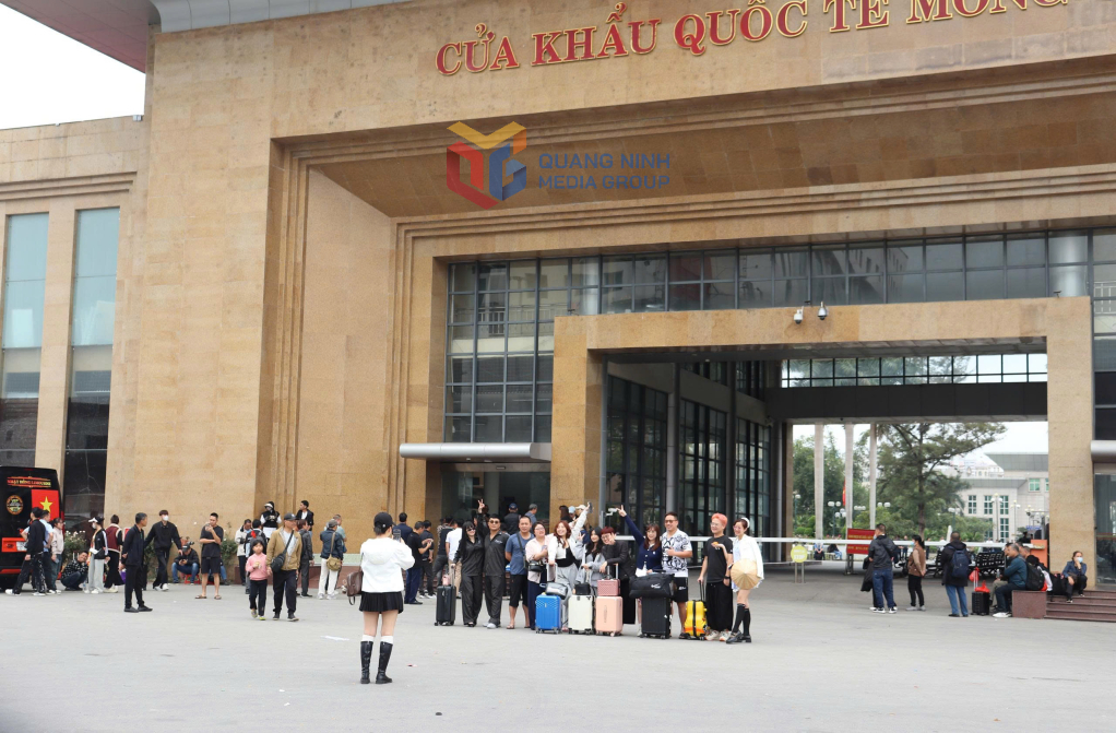 Khách đi và đến Móng Cái qua cửa khẩu luôn tấp nập 