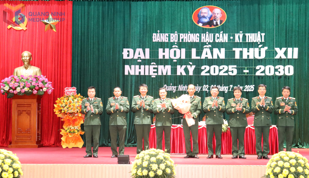Lãnh đạo Đảng uỷ, Bộ CHQS tỉnh tặng hoa chúc mừng Ban chấp hành Đảng bộ Hậu cần-kỹ thuật, nhiệm kỳ 2025-2030.