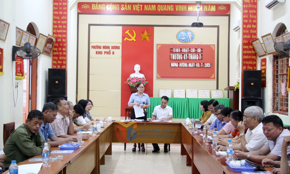 Quang cảnh buổi sinh hoạt chi bộ khu phố 6, phường Mông Dương.