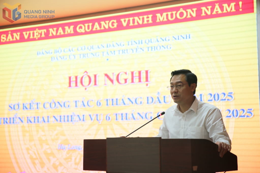 Đồng chí Nguyễn Thế Lãm, Bí thư Đảng ủy, Giám đốc, Tổng biên tập Trung tâm Truyền thông tỉnh phát biểu tại hội nghị.