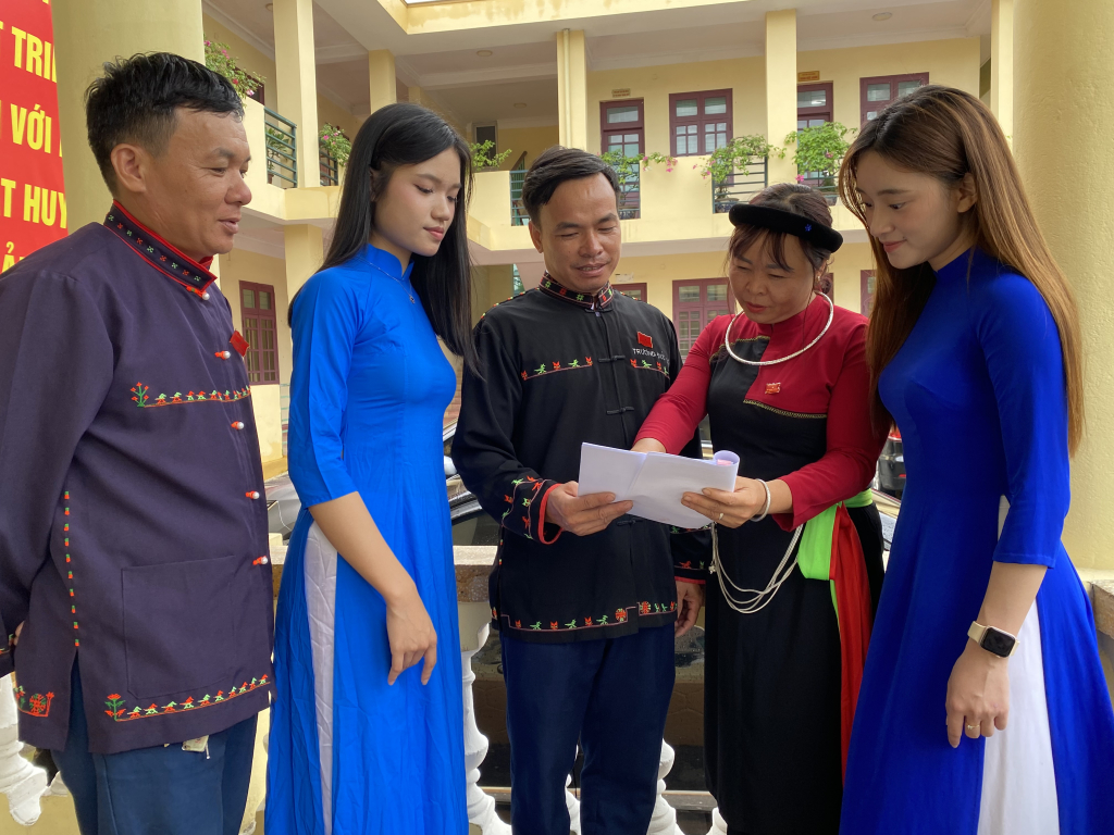 Các tầng lớp nhân dân phường Yên Tử thảo luận về nghị quyết phát triển kinh tế-xã hội tại Kỳ họp thứ nhất HĐND phường.