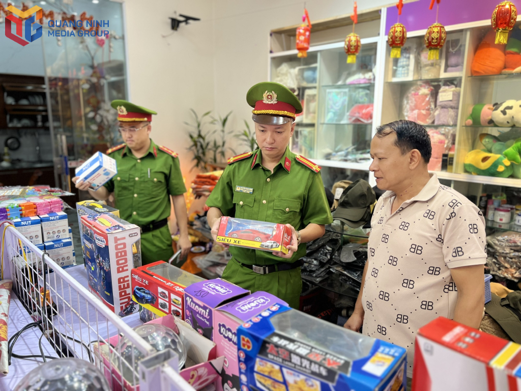Công an xã Quảng Hà kiểm tra cơ sở kinh doanh có điều kiện trên địa bàn ngày đầu tiên sau sắp xếp đơn vị hành chính cấp xã (1/7).